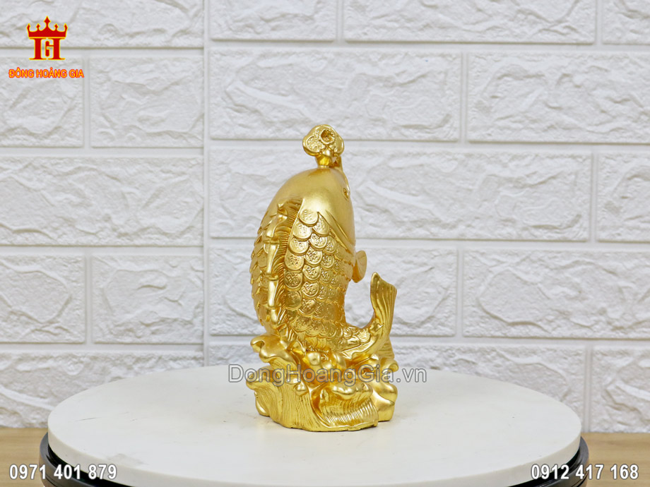 Tượng cá chép bằng đồng dát vàng thích hợp bày trí tại phòng làm việc, phòng khách